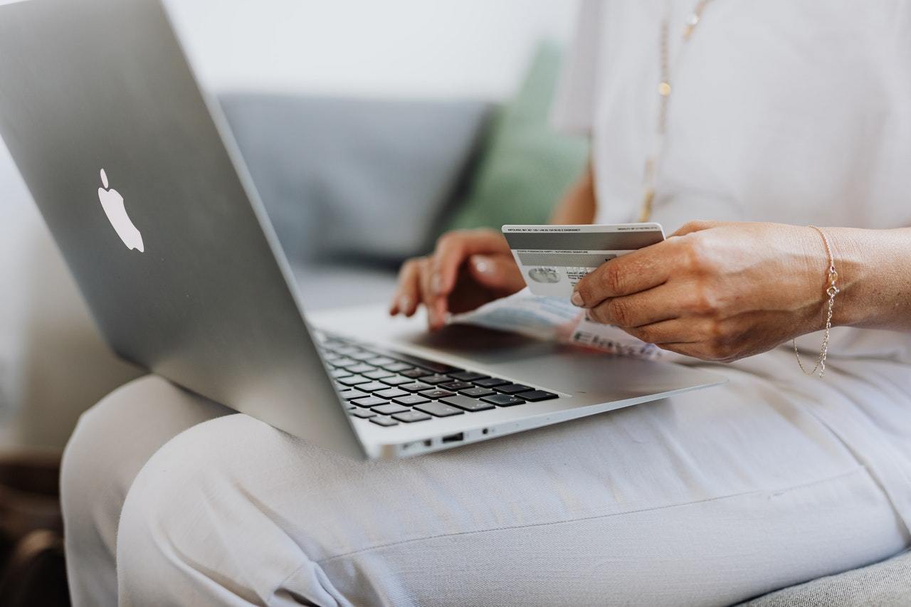 Consejos para prevenir el fraude en tus tarjetas de crédito al comprar por internet.